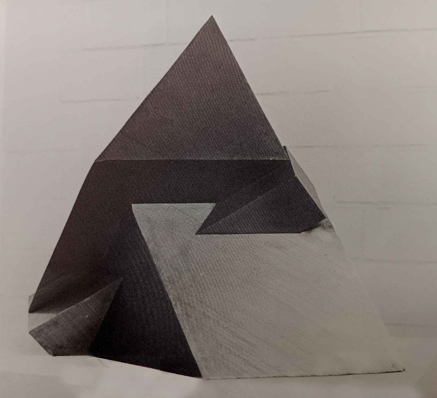 Drei Schritte und eine Drehung - Stahl verzundert, blanker Schnitt, aufgeschrumpft, 1987. Foto: Dieter Zaha